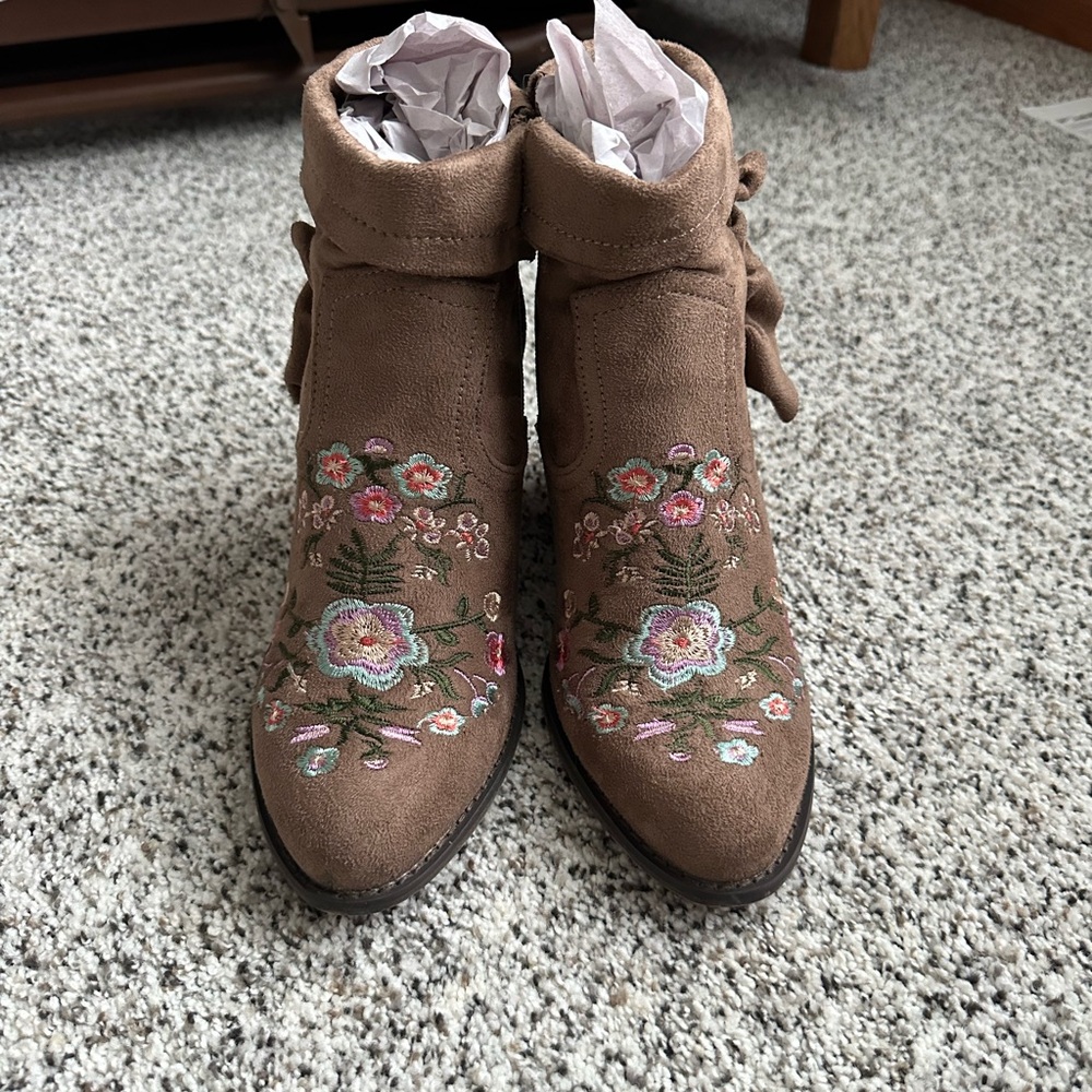Arider girl embroidered floral ankle booties size 9